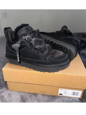 Uggs sneakers - Säljer ett par svarta sneakers från UGG med båda snörerna (hel svart och svart vit) Insidan ser fluffig ut för extra komfort. Perfekta nu när det börjar bli kallare. OBS lånad bild!