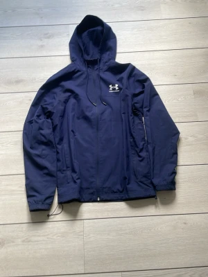 Under armour windbreaker  - Använd fåtal gånger och i riktigt bra skick. Mycket populär och eftertraktad jacka.