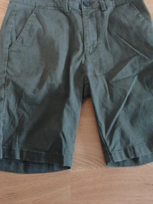 Gröna short från Homme - Fina short bra för att gå ut med syngga Gröna Passar S