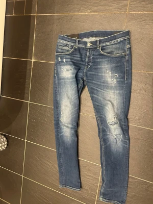 Dondup jeans George  - Dondup jeans George i mycket bra skick, storlek 34 passar 33