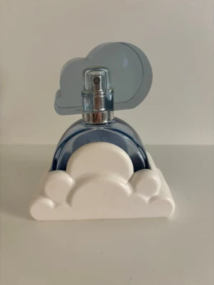 Ariana Grande Cloud parfym blå - Ariana grande cloud parfym 30 ml. Produkten är använd och det finns ca 30-40% kvar av den. Perfekt om man bara vill prova parfymen utan att köpa en hel flaska.