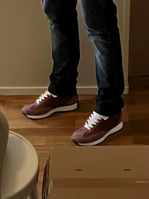 Selected Sneakers - Snygga vinröda sneakers med vita sulor och vita skosnören. Skorna har en klassisk låg profil och är tillverkade i textil och syntetmaterial. Perfekta för dig som vill ha en stilren och modern look till vardagsoutfiten. Riktigt sköna och bara använda 1 gång så i princip helt nya.