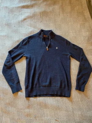Morris quarter zip - Mörkblå finstickad Morris quarter zip i modellen Randall half zip. Mycket gott skick inga defekter. Storlek small. Postar inom 24 timmar!