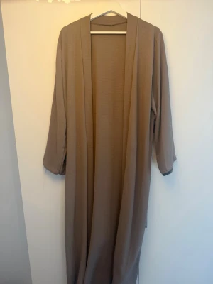 Beige abaya i nytt skick - Beige öppen abaya, för lång för mig som är 160 cm