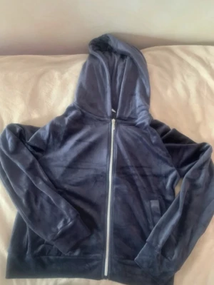 Mörkblå kofta - Storlek: 158/164, passar som en XXS eller XS skulle ja säga💌🪷  🌺Väldigt fint skick 🌺Lätt att matcha med mjukisbyxor eller jeans Helt ny‼️ säljer vidare då den inte passade som jag ville :) fick den i julklapp  Hör gärna av dig om du undrar något eller vill ha fler bilder 💌 Snabb frakt 🚚