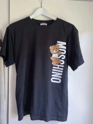  Moschino t-shirt  - Fint skick, storlek XS men kan passa S också (beroende på hur du vill den sitter)