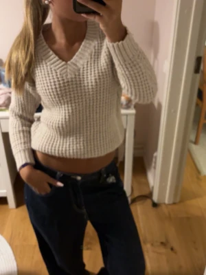 Vit stickad croppad tröja - Assnygg stickad tröja till hösten/vintern. Sitter skönt och snyggt. Den är S men passar M även! Jätteskön att ha i skolan