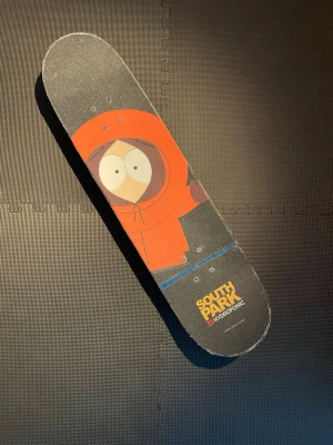 Skateboard. Soutpark Tema - Säljer min skateboard då jag inte kör längre. Trycket är rätt snygg tycker jag soutpark med en snygg undersida nytt grip.