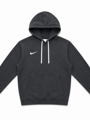 Svart hoodie med vit Nike-logga - Snygg svart hoodie från Nike med vit logga på bröstet och vita dragsnören i huvan. Klassisk känguruficka framtill och mjukt material som känns skönt mot huden. Perfekt för en avslappnad och sportig stil.