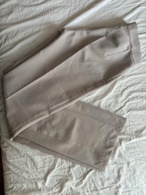 Beige raka kostymbyxor - Snygga beige kostymbyxor med rak passform och hög midja🤎