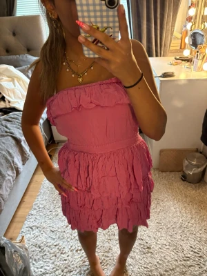 rosa volang klänning - kommer sälja dessa på min live söndag 23/8, man kan även köpa de innan liven annars! skriv vid frågor💞 