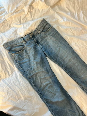  jeans från G-Star - Snygga ljusblå botcut jeans från G-Star med klassisk femficksdesign och läderpatch bak i midjan. Perfekta för en avslappnad och trendig stil.