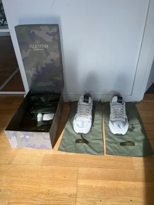 Valentino Garavani - Feta Valentino Garvani skor. Äkta och kan gå ner i pris vid snabb affär för behöver pengar. De kommer med allt som finns på andra bilden. Hör av dig vid frågor