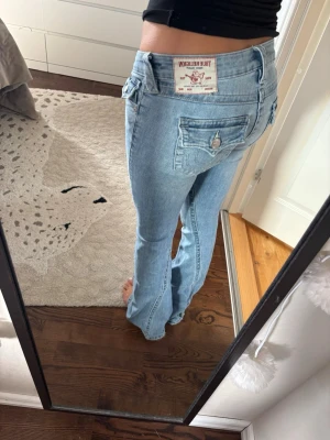 Ljusblå true religion - Säljer ett par ljusblå true religion jeans i strl 25 modellen joey. De är knappt använda och i ett väldigt skönt material.