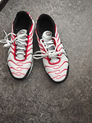 Storlek 37.5 Nike tns  - Körde fotboll med de. Ja svär det ger dig krafter. Bara byt laces.