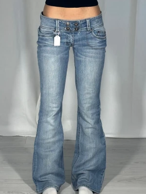Low bootcut jeans 10540 - Midjemått: 38cm. Gren: 18cm. Innerbenslängd: 81cm. Slitna benslut, se sista bilden. Kolla in min profil, följ för fler plagg🙌