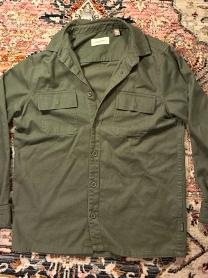 Olivgrön skjorta med bröstfickor - Snygg overshirt vädligt bra nu till hösten