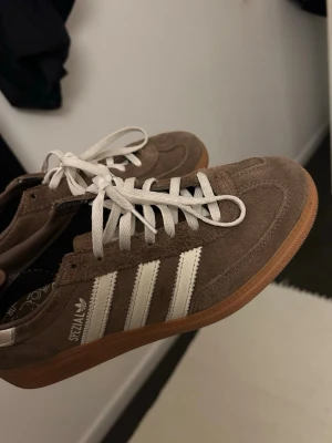 Adidas spezial  - Intressekoll på mina adidas spezial, bra i skick inga fel på den alls.🤎 Säljer då jag är ute efter andra färger! Medföljer bruna oanvända snören! Perfekta inför hösten🤎🍁