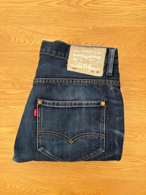 Levi's 504 jeans - Säljer dessa riktigt sköna jeans från Levi’s! | Storlek: 33/34 - Skick: 9/10 - Mått: Midja 42cm, längd 104cm och benöppning 20cm.