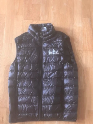 Emporio Armani väst - Snygg svart dunväst från Emporio Armani svart dunväst i bra skick. Sitter som S/M