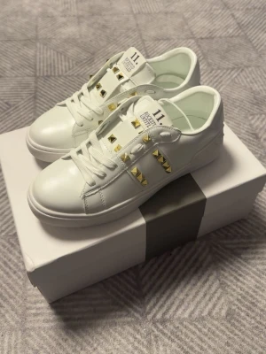 Vita sneakers med gulddetaljer - Skona är helt nya priset kan  diskuteras via snabb affär