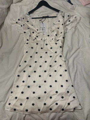 Prickig klänning  - Super söt prickig klänning från Gina Tricot i storlek 40. Den är justerbar på baksidan så den går att spänna in och ut💗