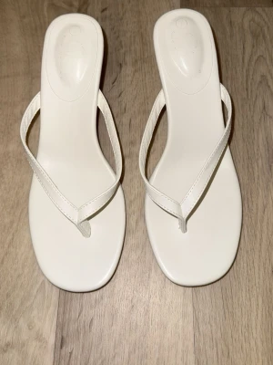Vita sandaletter med klack - Jättefina sommar sandaler, oanvända, storlek 38 🤍