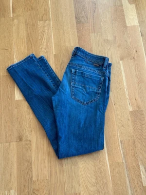 Diesel Thommer - Säljer ett par riktigt snygga Diesel Thommer. Storleken på jeansen är W29, L32. Passar XS/S/M. Perfekta till vardagslooken och passar till det mesta. Säljs för 249kr pga att jag inte får användning av dem och nypris är 1300-1800kr!☺️