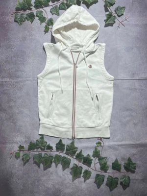Moncler gilet väst - Hej, säljer nu denna moncler västen som inte används längre! Har några oranga fläckar men går nog bort i tvätt, tveka inte på höra av er! Ha de gott!