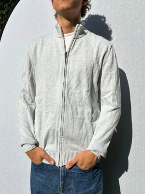 C&A kofta M - Hej och välkommen till byTorén. Detta är en kofta från C&A i storlek M med normal passform. Modell på bild är ca 182, 67kg. Plagget är i bra skick utan några defekter. Tveka inte på att höra av dig, även om det skulle vara minsta lilla;)