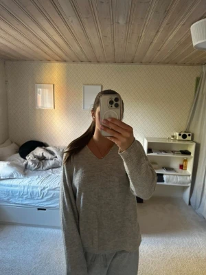 Stickad tröja  - Använd fåtal gånger, lite nopprig men fint skick. Skriv för fler bilder eller funderingar!