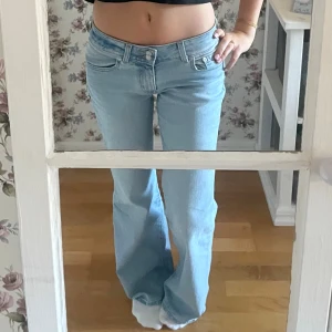 Levi's ljusblå bootcut jeans - SKÄNKS SNART!! Jättefint skick men passar mig ej längre! Bara att buda eller ge prisförslag. Från Zalando. Första bilden är min egna. Lite slitna längst ner då dom är lite långa på mig som 166cm. 