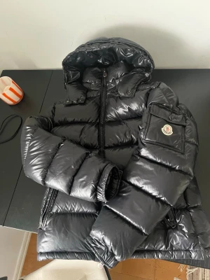 Svart dunjacka från Moncler - Moncle maya utan defekter, använd 1 år, storlek 5 sitter som L, äkthetsbevis på sista två bilderna, inköpspris cirka 5000, mitt pris 2000