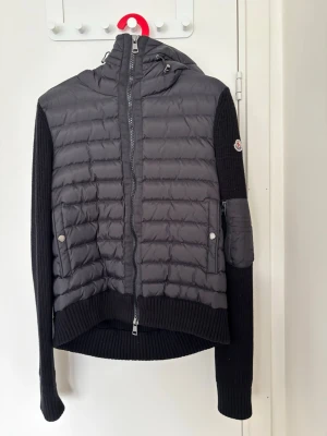 Moncler cardigan - Moncler cardigan använd fåtal gånger