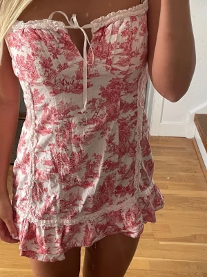 Rödvit kort klänning med snörning - Miniklänning från kimchi blue!❤️❤️ köpt för ca 600 och säljer nu för 300❤️ använd fåtal gånger, storlek M men definitivt en xs/xxs! Är kort på mig som är 156