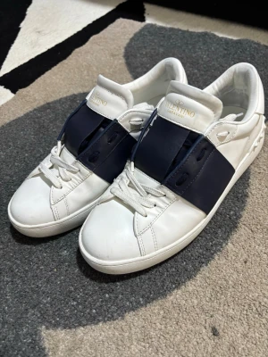Valentino Garavani vita sneakers - Säljer mina valentino open som är storlek 43 dm för mer frågor eller bilder  