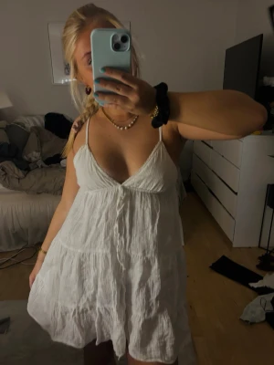 Vit kort sommarklänning med volanger - Söt vit kort klänning med tunna axelband och v-ringning.  Köpt från Zara i storlek S. Andvänd Max 5 gånger. Skriv privat för frågor eller fler bilder!🌸❤️ny pris 299