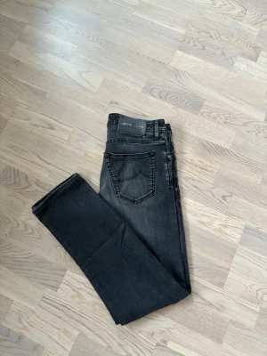 Superfina Jacob Cohen jeans w31 - Superfina populära och eftertraktade Jacob Cohen jeans i w31 säljes. 101 cm total längd och 40/41 cm breda i midjan. Sällsynt glänsande badge. Inga hål eller fläckar i utmärkt topp skick och tveka inte vid minsta fråga eller fundering!