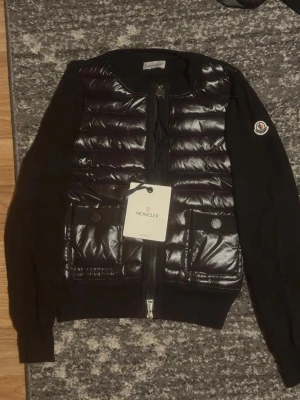 Moncler tricot  - Riktigt fin cardigan som jag nu säljer vid fler frågor elle bilder är det ba skriva!