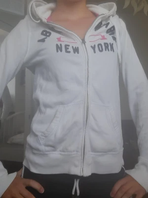Abercrombie & fitch kofta - Jättesnygg kofta köpt secondhand! Står storlek M men skulle säga XS/S. Tveka inte att ställa frågor!