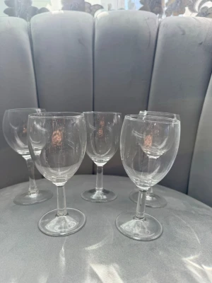 Fem klassiska vinglas i glas - Säljer fem stycken klassiska vinglas i transparent glas. Glasen har rund kupa, smal fot och enkel design som passar till både vin och andra drycker. Perfekta till middagar eller för att uppgradera köksskåpet.