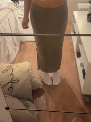 Beige långkjol med slits - Den är bara skrynklig för att jag tog korten innan jag tvätta💕