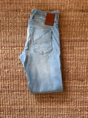 Ljusblå Replay jeans herr - Replay Anbass Hyperflex, iprincip i nyskick, men använd ett par gånger. Storlek 30