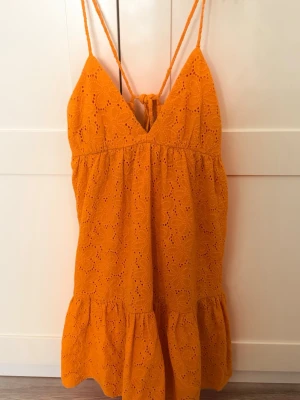 Orange klänning  - Söt orange klänning med blom mönster💞