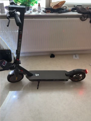 Svart elscooter E-Wheels ES2 V2 - Säljer en svart elscooter av modellen E-Wheels ES2 V2. Scootern har LED-belysning fram och bak, robust ram och stora hjul för smidig körning. Perfekt för att ta sig runt i stan på ett snabbt och smidigt sätt.
