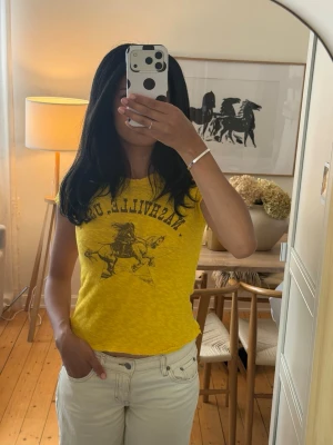 T-shirt i vintage stil från Zara <3 - Säljer en t-shirt från Zara i vintage stil Använd fåtal gånger Fransig i tyget pga designen🫶🏽