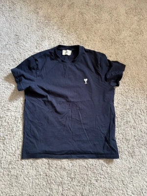 Ami Paris T-shirt  - Säljer denna Ami Paris tisha i storlek M men sitter som S. Nypris: 1600 Mittpris: 799