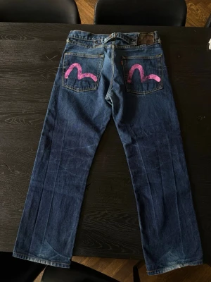 Evisu Jeans - Evisu jeans med rosa tryck på bakfickorna 
