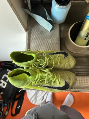 Gula Nike Mercurial fotbollsskor - Dessa skorna är såklart av de högsta kvaliten. De kosta 3499 för mig och jag säljer de endast för 300. De är använda men fortfarande mycket bra skick. Dessa skor funkar både på gräs och konstgräs.