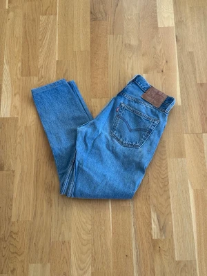 Levis 501 - Säljer ett par riktigt snygga Levi’s 501. Storleken på jeansen är W30, L34. Passar S/M. Perfekta till vardagslooken och passar till det mesta. Säljs för 199kr pga att jag inte får användning av dem och nypris är 700-1000kr!☺️